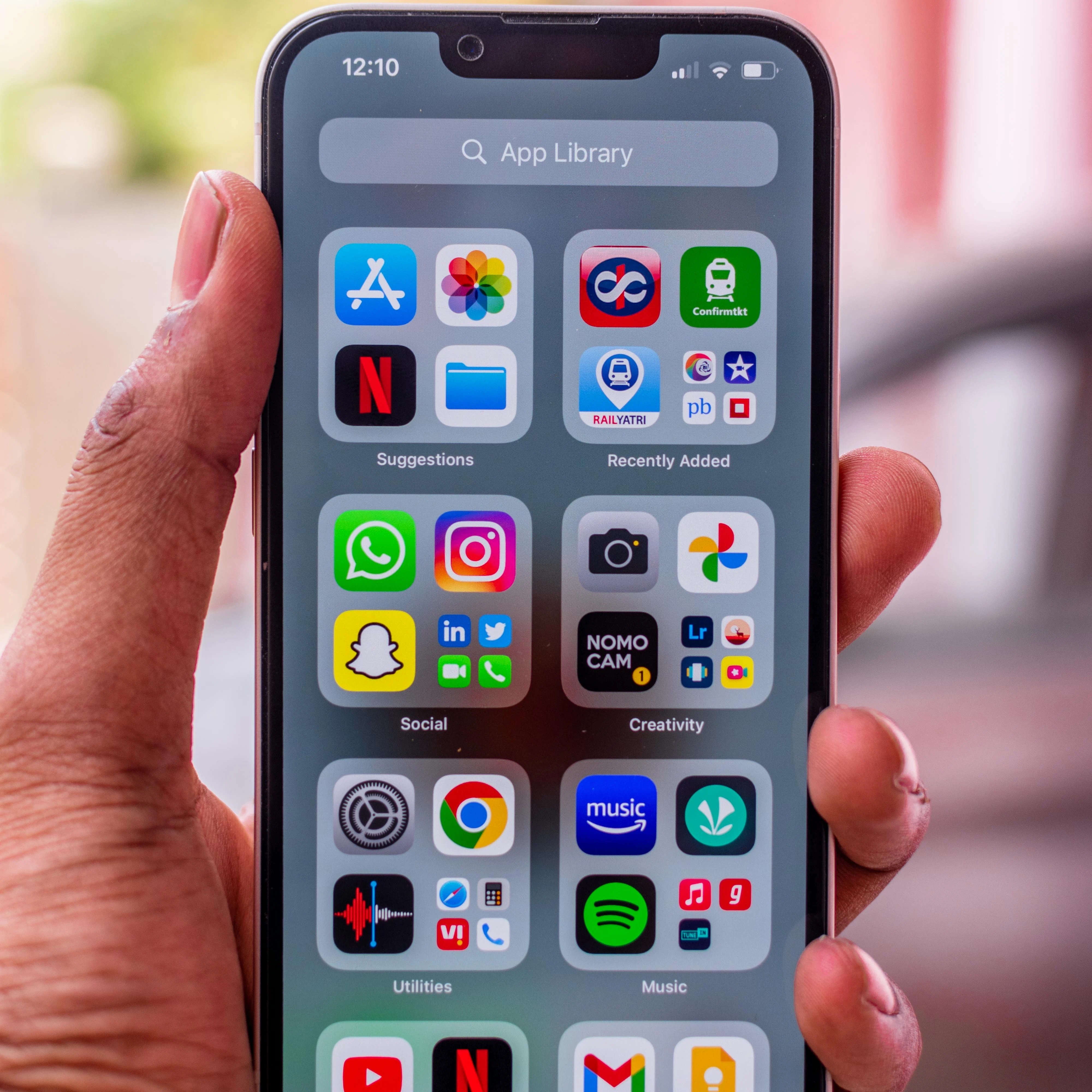 Personne utilisant une application mobile sur smartphone